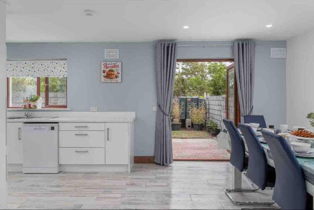 Wonderful Coastal Home In Dingle Town Екстер'єр фото