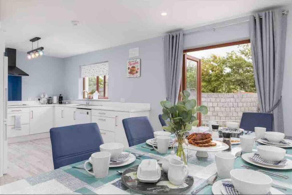 Wonderful Coastal Home In Dingle Town Екстер'єр фото