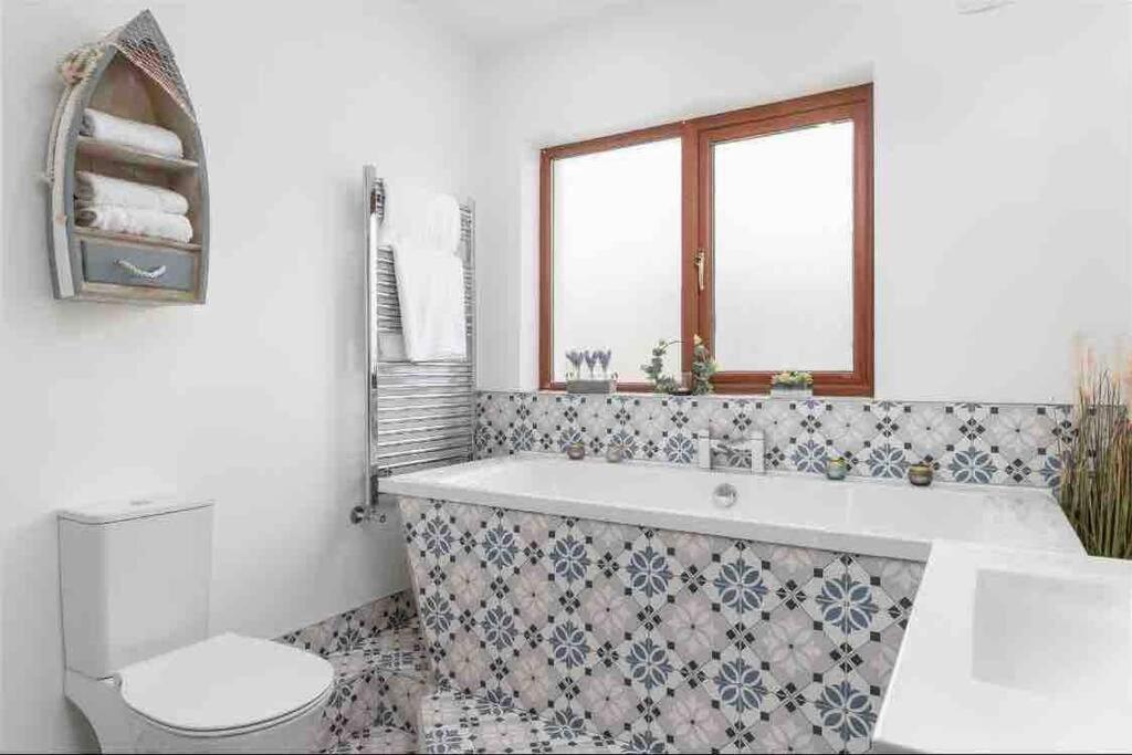 Wonderful Coastal Home In Dingle Town Екстер'єр фото
